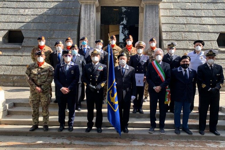 Posto Medico Avanzato di Barletta e ANMI rendono gli onori alla tomba del marinaio barlettano