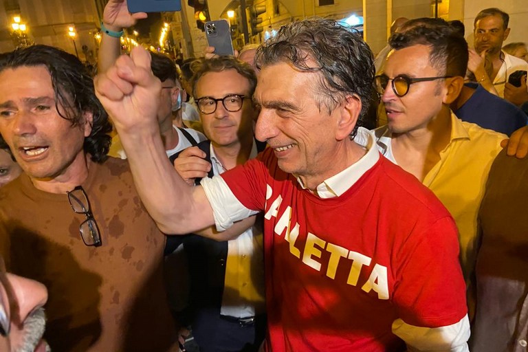 Cosimo Cannito festeggia la vittoria al ballottaggio