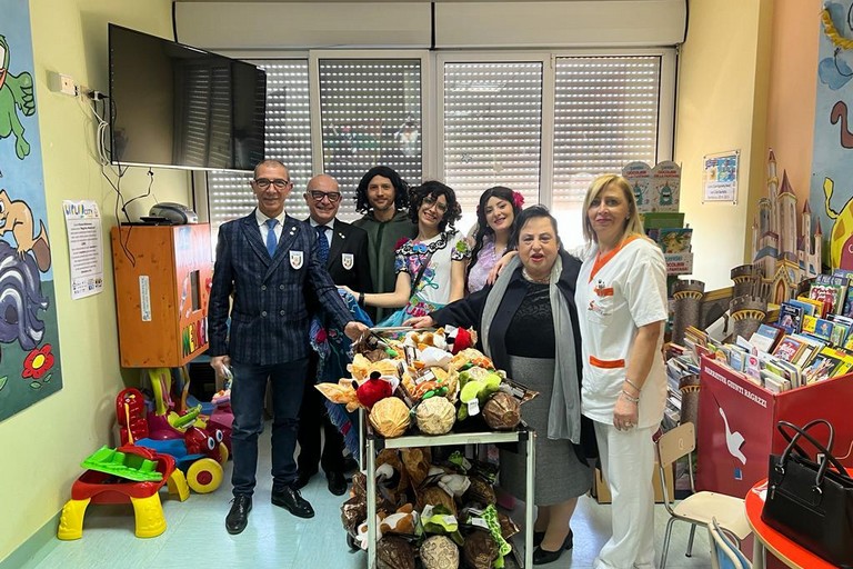 Uova di Pasqua e peluche per i piccoli pazienti della pediatria di Barletta: iniziativa dell'UNIMRI Barletta