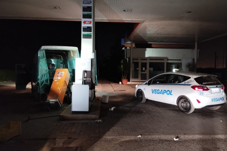 Tentato furto al distributore self di benzina: interviene Vegapol