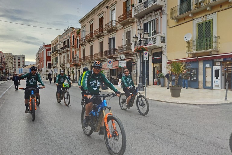 Pellegrini in bici a Barletta per il 