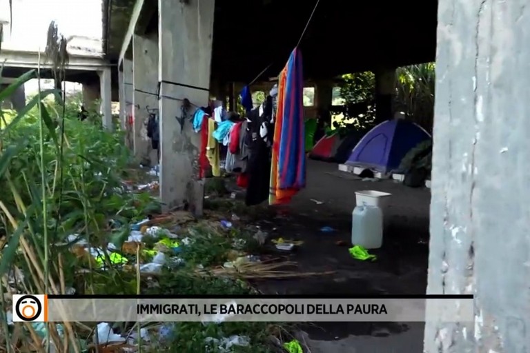 Migranti, le immagini di Fuori dal coro a Barletta