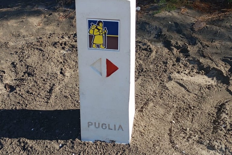 Ripristinato il cippo che segnala la via Francigena Litoranea a Barletta