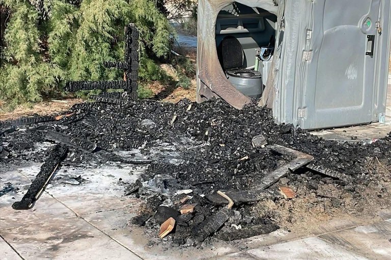 La casetta incendiata