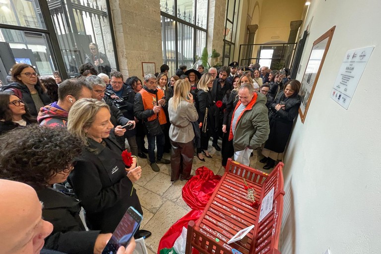 Una panchina rossa per Elisa Claps: a Barletta un simbolo contro la violenza