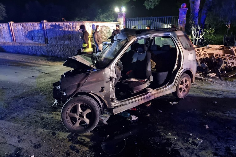 Auto si schianta contro un muretto in via Andria