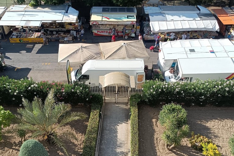 Mercato settimanale via Rossini