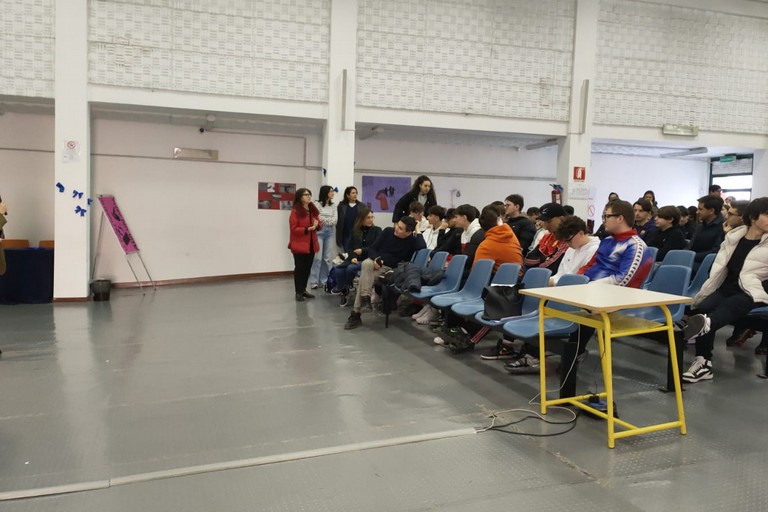 Gabriele Ogiva nell'auditorium del Cassandro-Fermi-Nervi
