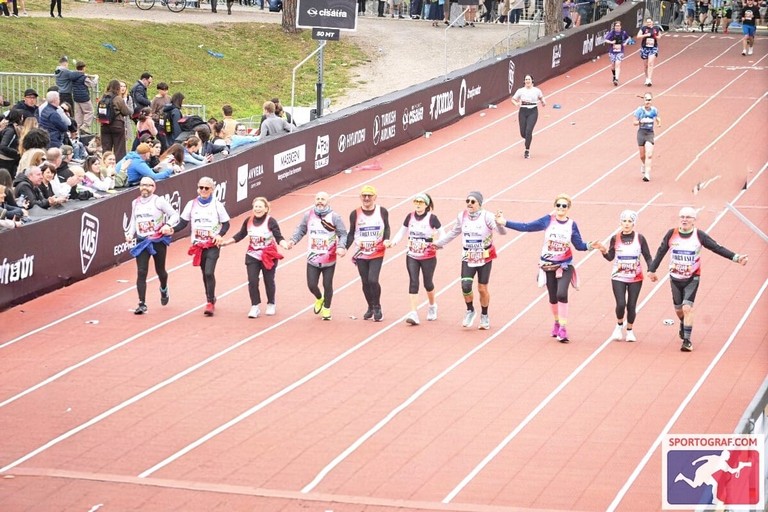 Amici del Cammino al traguardo della maratona di Roma
