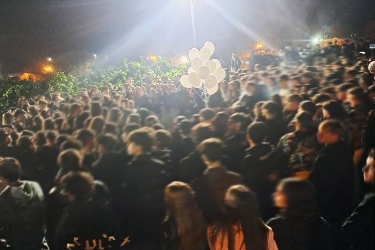 Palloncini bianchi per la scomparsa di Paky