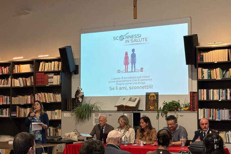 Incontro per combattere la dipendenza digitale