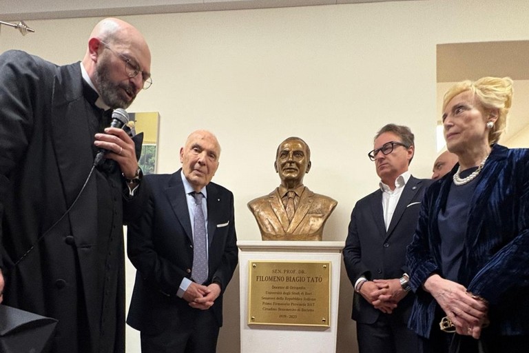 Busto per il senatore Biagio Tatò