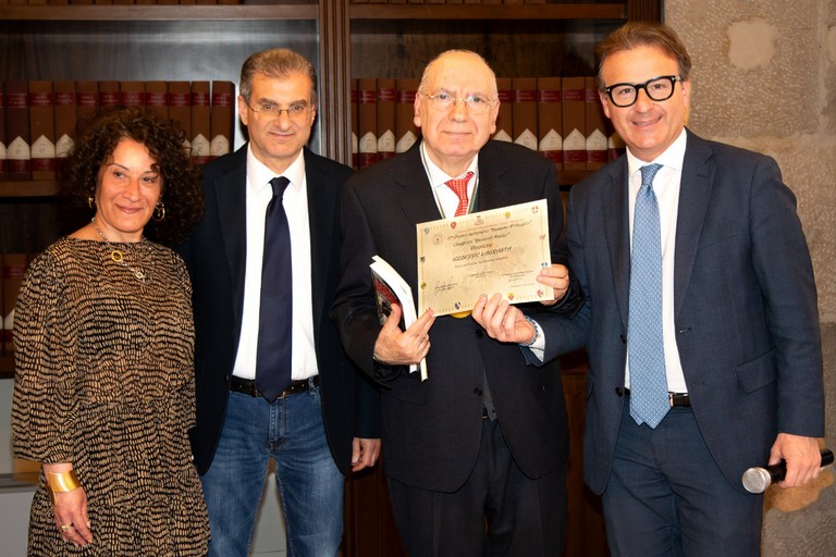 La consegna del premio a Giuseppe Lagrasta