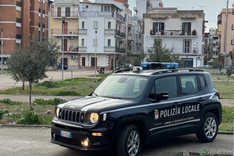 Vende merce contraffatta e aggredisce gli agenti: arrestato un senegalese