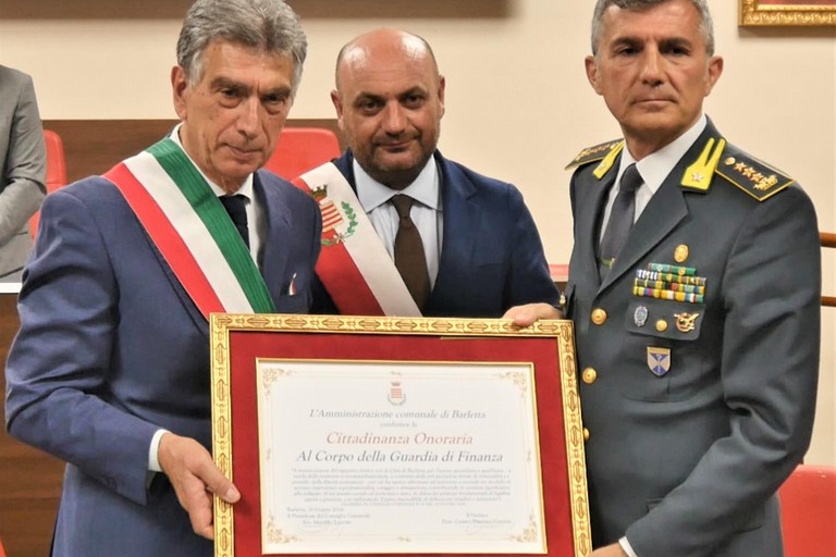 Cittadinanza onoraria di Barletta al corpo della Guardia di Finanza: ieri la cerimionia