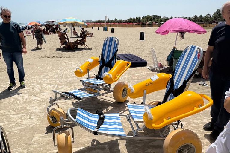 Consegnate due sedie Tuareg per spiagge senza barriere a Barletta