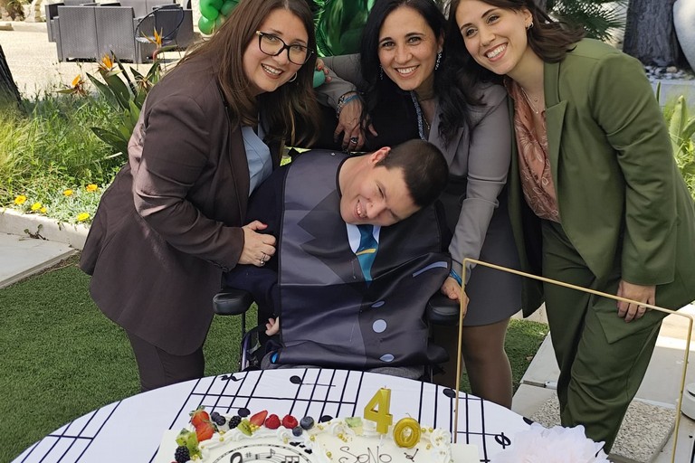 Le tre sorelle al compleanno di Simone