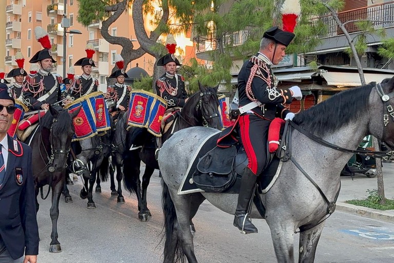 Disfida di Barletta, i Carabinieri a cavallo sfilano per le vie della città